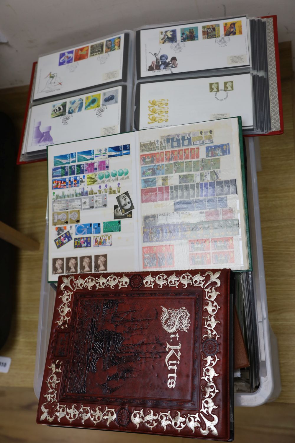 A large quantity of mixed stamps